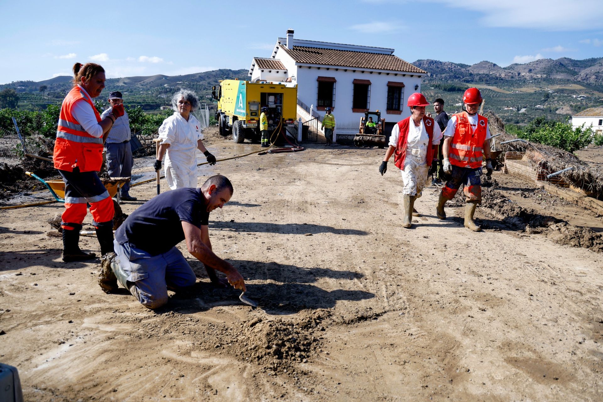 Vecinos y efectivos trabajando en Álora este lunes