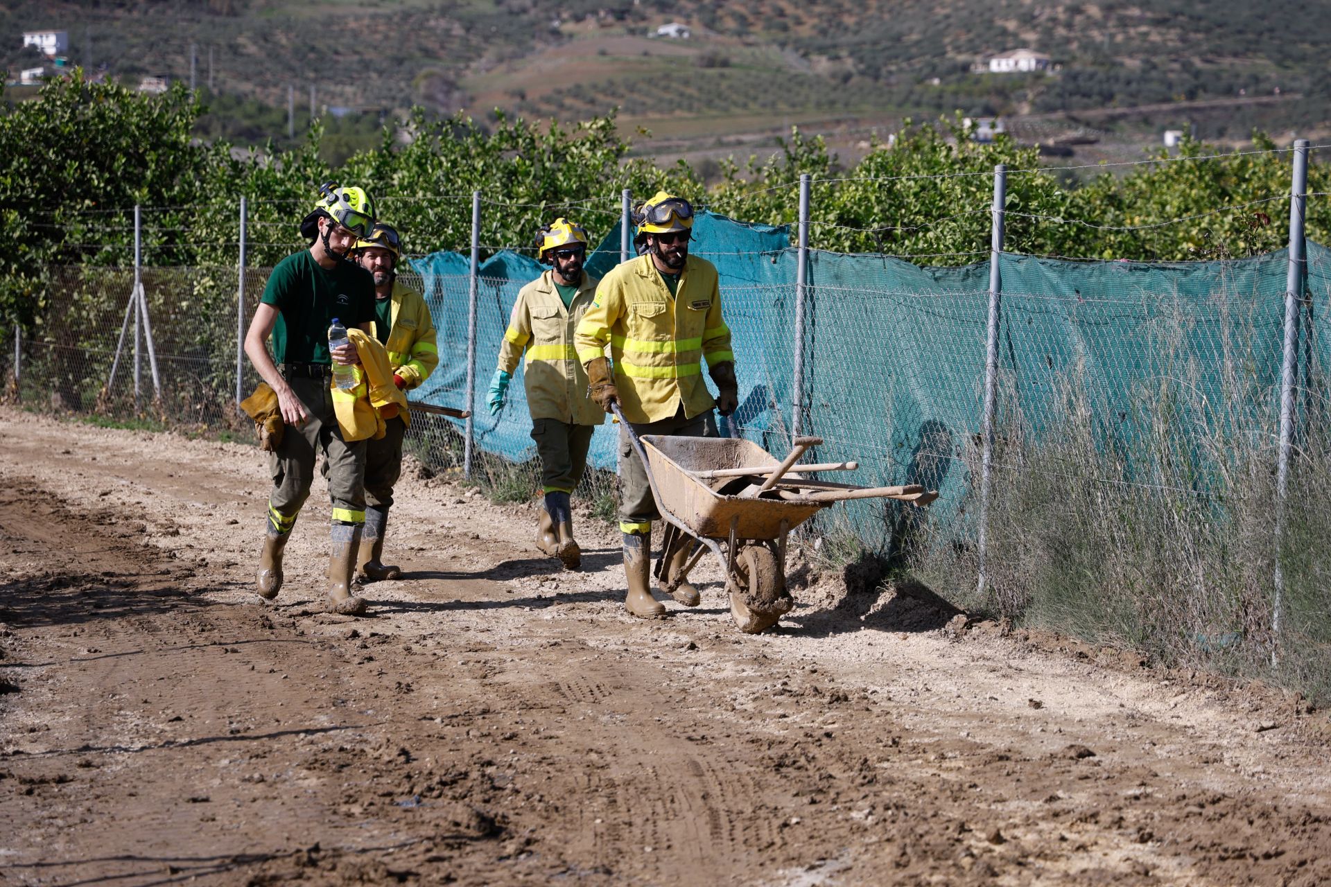 Vecinos y efectivos trabajando en Álora este lunes