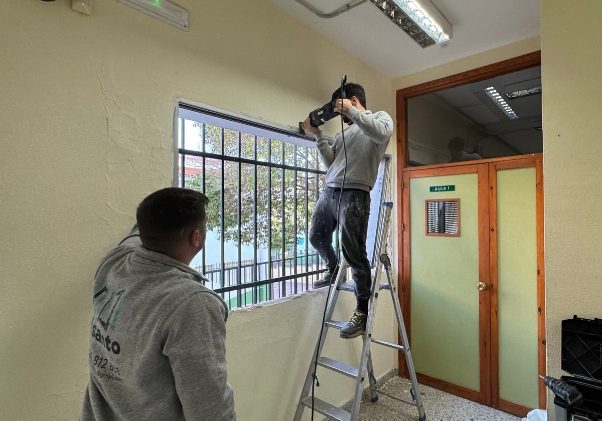 Renuevan las ventanas del colegio público Joaquín Herrera de Nerja