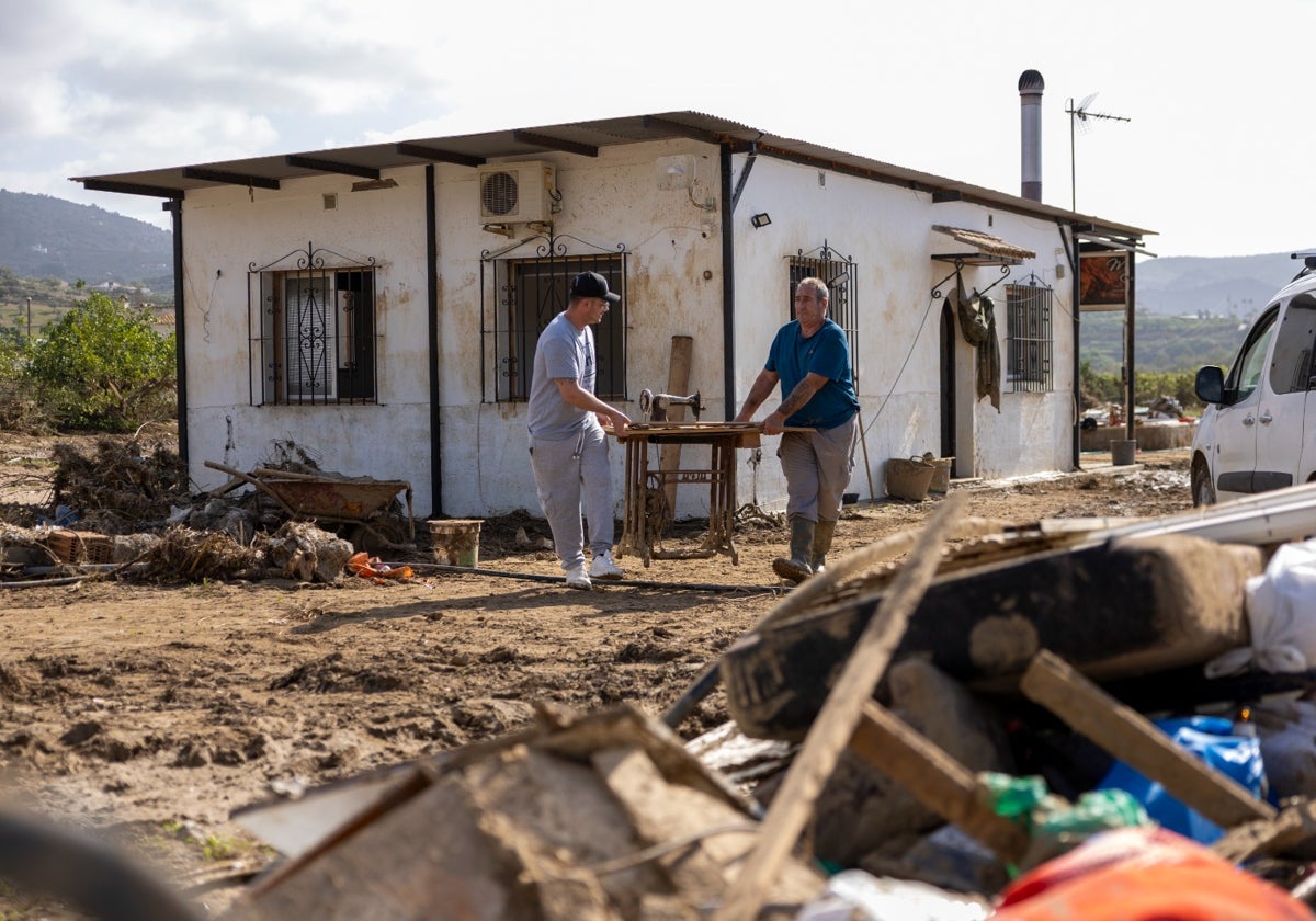 Germinal Vega y Eleuterio Torres, dos vecinos de Álora, intentando salvar algunas pertenencias.