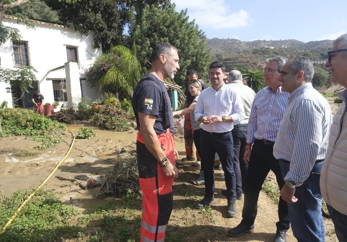 Francisco Salado, en su visita a las zonas afectadas por la lluvia en Álora.