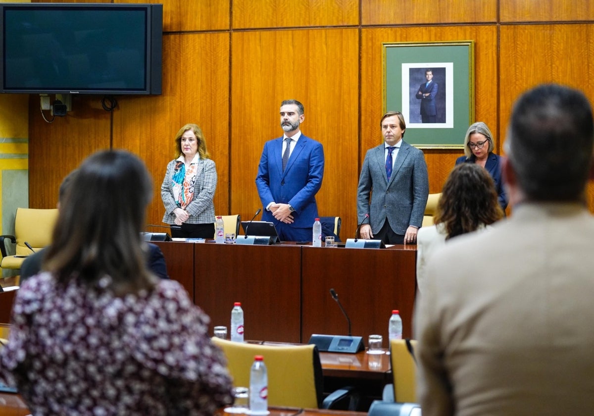 El consejero y los miembros de la comisión parlamentaria de Agricultura guardan un minuto silencio al inicio de la sesión.