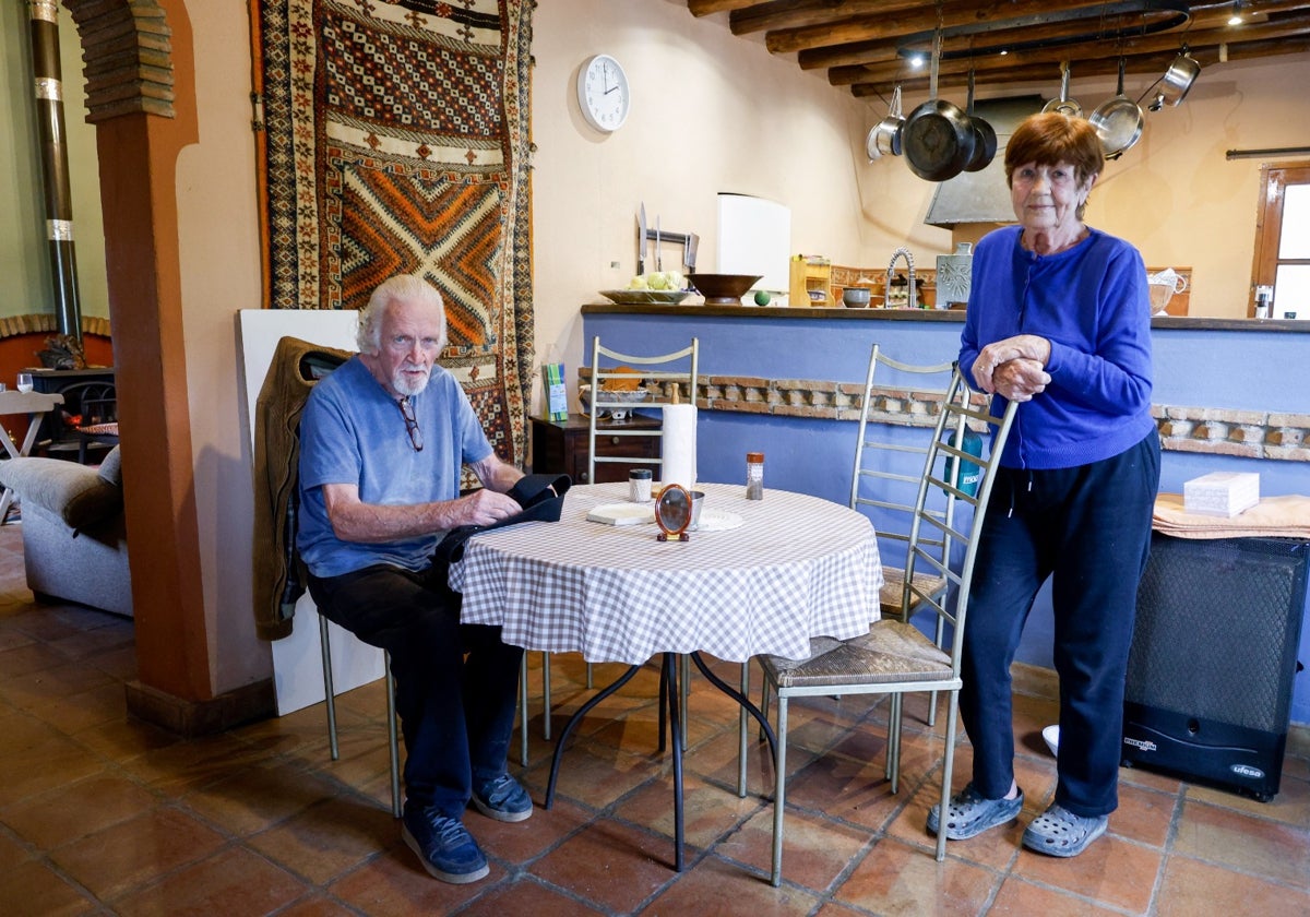 Ana y Carlos Noring en la cocina de su vivienda.