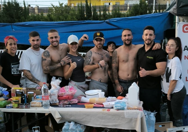 Álvaro Faura, con los voluntarios que le ayudan a cocinar en Paiporta.