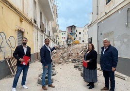 Dani Pérez, delante de la piqueta que derruye las casas de los callejones del Perchel.