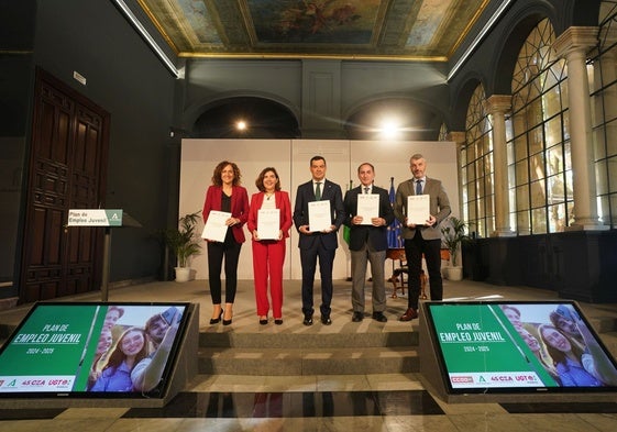 Nuria López (CCOO), Rocío Blanco (consejera de Empleo), Juanma Moreno, Javier González de Lara (CEA) y Óskar Martín (UGT).