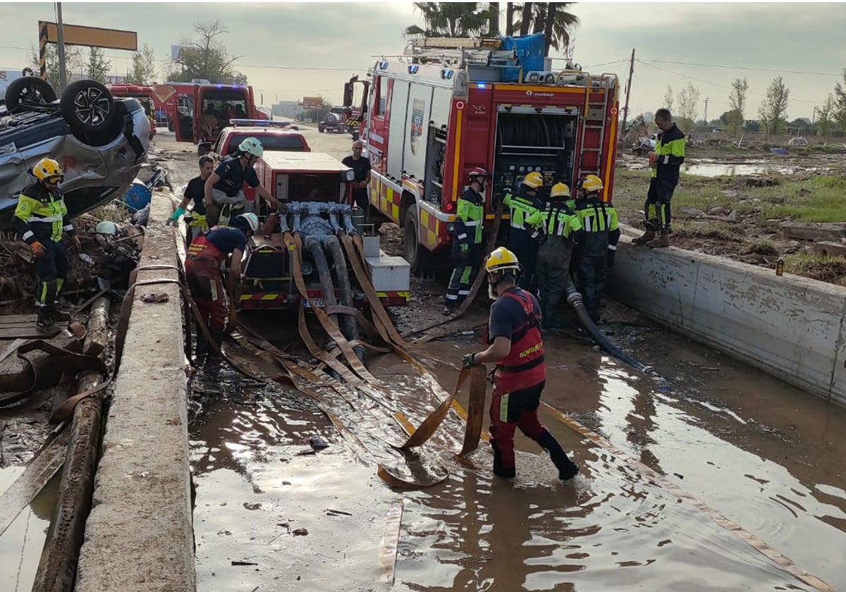 Bomberos de Torremolinos colaboran con el achique de agua, junto a equipos locales y de otros puntos de España desplegados en Valencia.