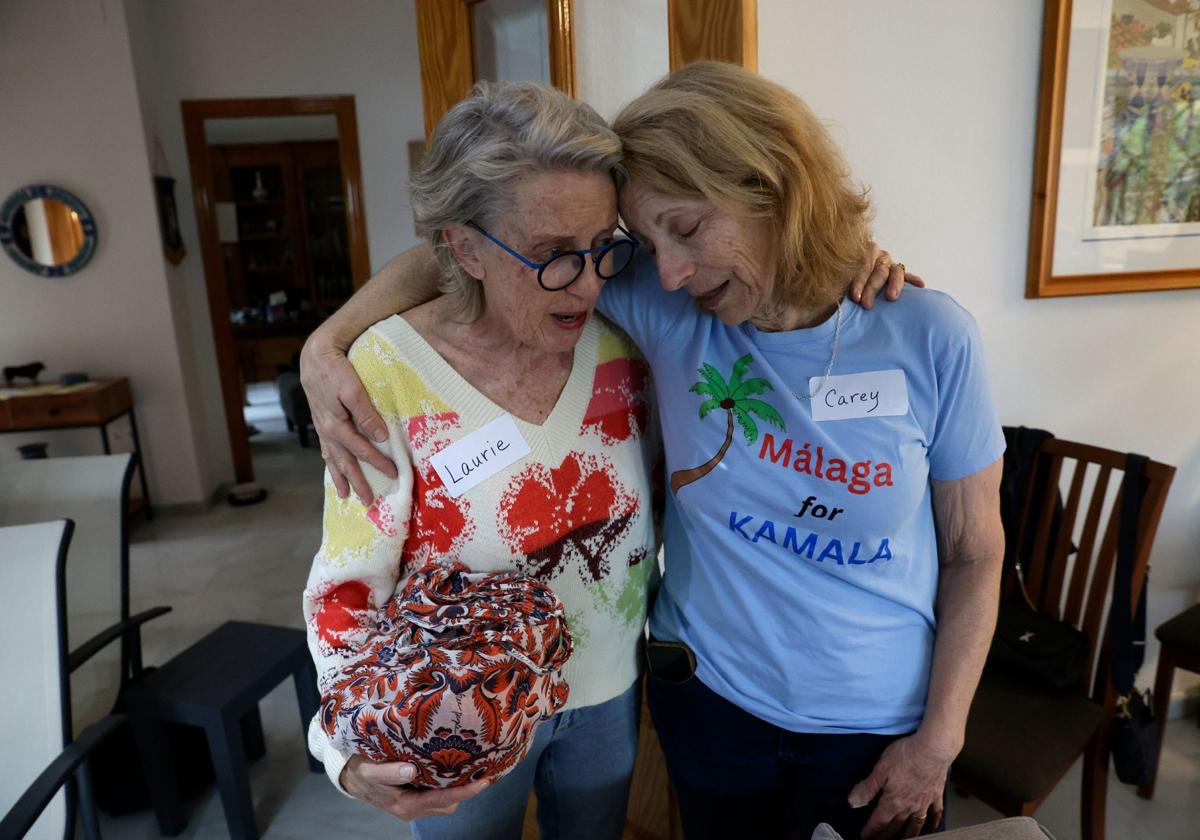 Laurie Levin y Carey Ramos, esta mañana, en la casa en la que han pasado la noche de las elecciones americanas. «El resultado es devastador», dicen.