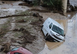 Vehículos dañados por el paso de la DANA en Málaga.