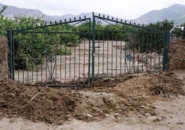 Una finca llena de barro en la zona de La Isla.