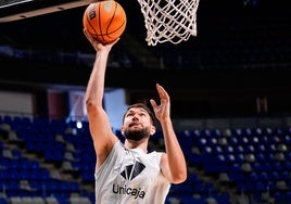Tillie lanza a canasta con la mano derecha en un entrenamiento.