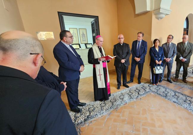 Momento de la bendición de las instalaciones del Archivo Histórico Diocesano por parte del obispo de Málaga.