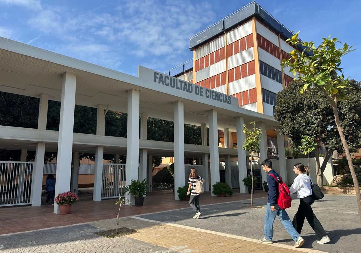 Estudiantes entran a la Facultad de Ciencias.