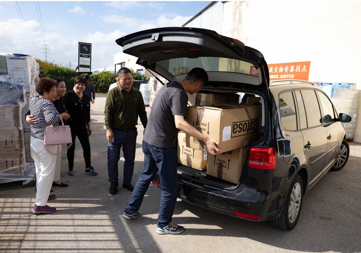 Imagen principal - Todas las donaciones se están centralizando en una nave del polígono Guadalhorce.