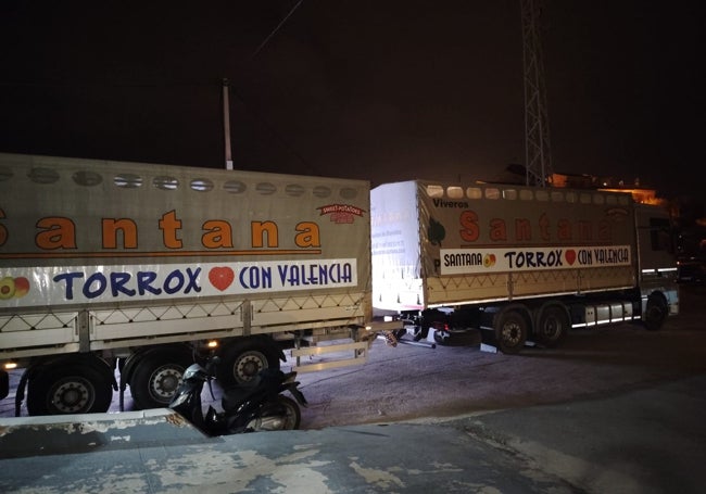 Imagen del camión saliendo de Torrox en dirección a Valencia.