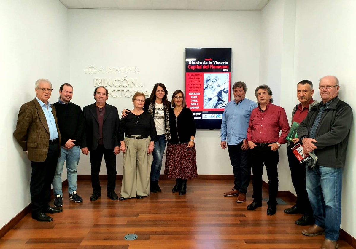 La concejala, junto a componentes de la peña flamenca.