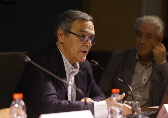 El médico internista Enrique Nuño Álvarez, protagonista del encuentro de Salud Es Más en el Salón de Actos Unicaja.