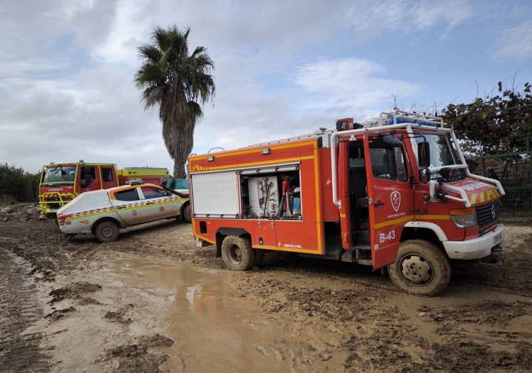 Camiones de bomberos y Protección Oficial, en la parécela de Cloti