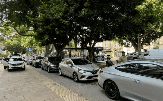 Vista de la larga cola del aparcamiento de la Plaza de La Marina.