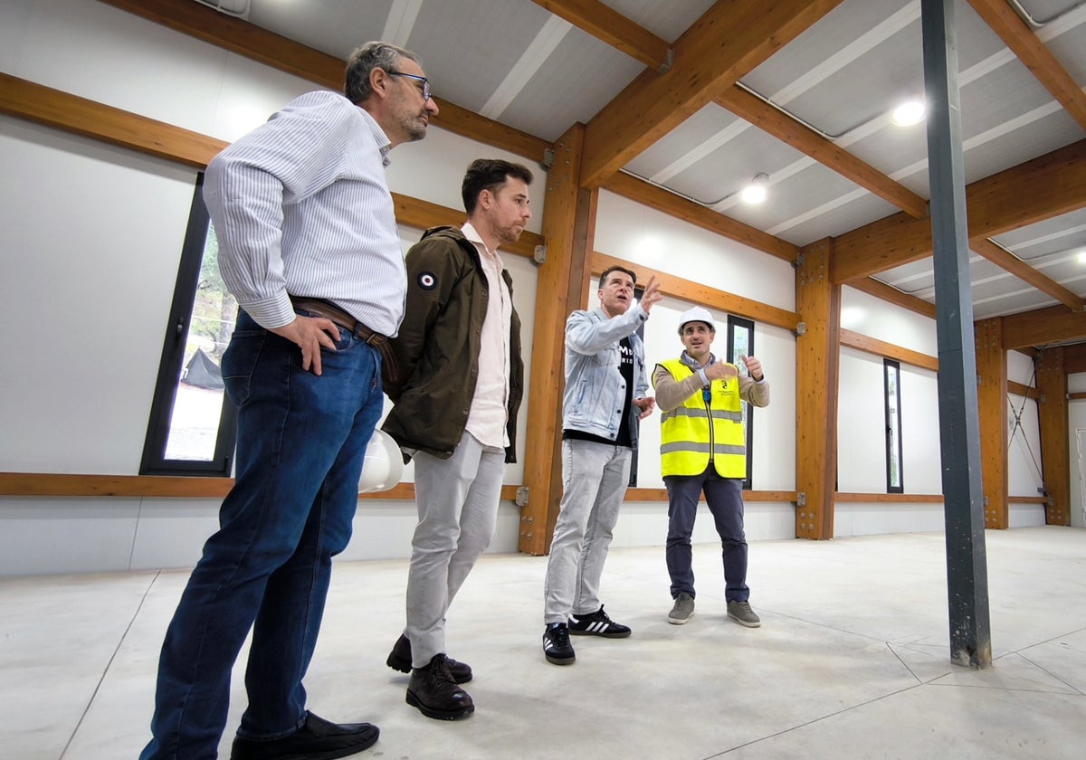 El alcalde torroxeño y el concejal de Deportes, en la visita a las instalaciones deportivas.