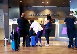 Turistas en la recepción del hotel Málaga Palacio.