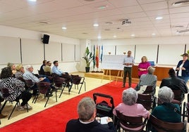 Reunión entre la alcaldesa y los vecinos.