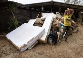 Cloti, vecina de Cártama, ayer entre los restos de lo que fue su casa.