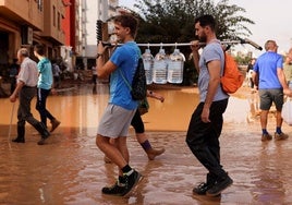 Voluntarios transportan agua en Paiporta, Valencia