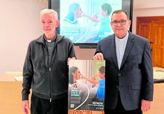 José Manuel Ferrary, deán de la Catedral, y Rafael Carmona, delegado para Asuntos Económicos, durante la presentación de la memoria.