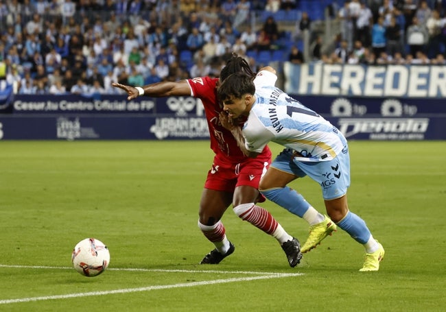 La acción del derribo de Cedric a Kevin que supuso el penalti a favor del Málaga ante el Cartagena el sábado.