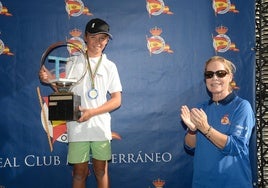 José de Linares, de El Candado, ganador de la regata en Optimist, con Theresa Zabell a la derecha.