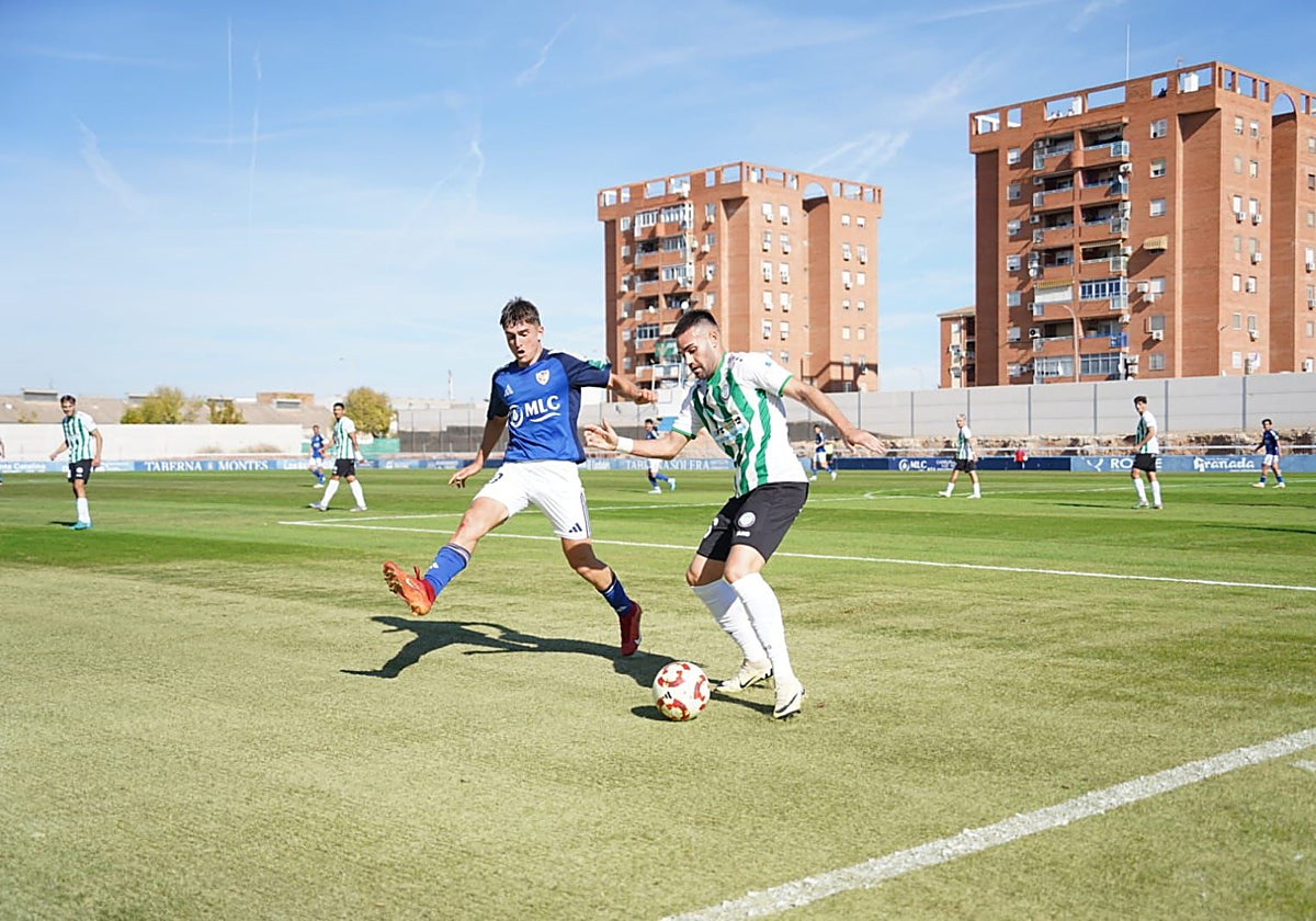 Sergio Díaz, jugador del Torremolinos, en el partido frente al Linares.