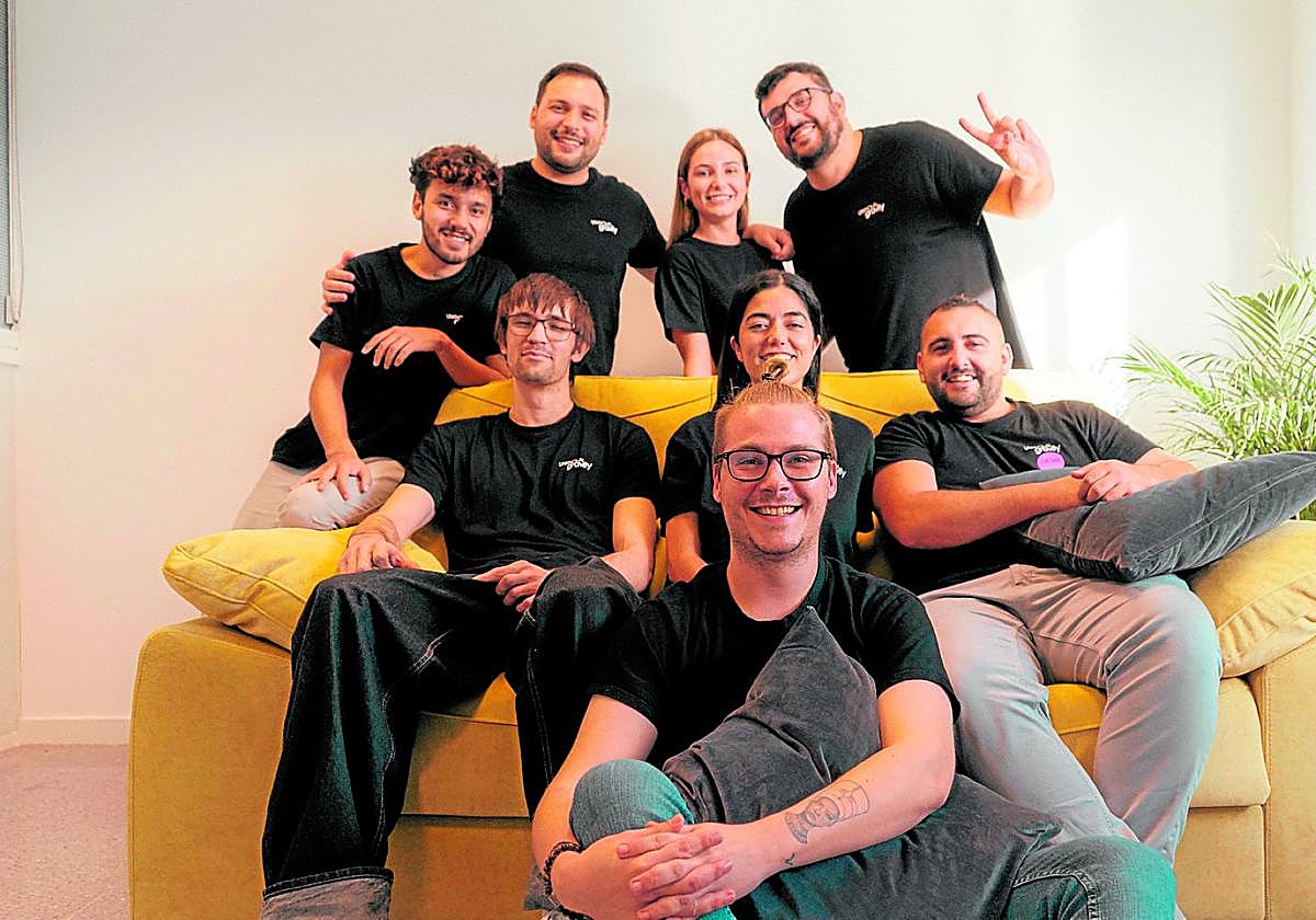 El ingeniero jiennense Jesús Sánchez, en primer término, junto a parte de su equipo en una de las oficinas de la 'startup' malagueña.