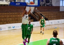 Tyson Pérez machaca durante el entrenamienton del Unicaja en el Martín Urbano.