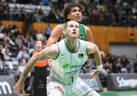 Osetkowski pugna con Kraag durante el encuentro ante el Joventut.