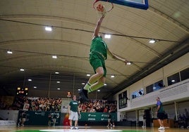 Alberto Díaz machaca la canasta al final del entrenamiento del Unicaja.