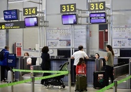 Viajeros en el mostrador del vuelo a Nueva York, que opera en Málaga de mayo a septiembre.