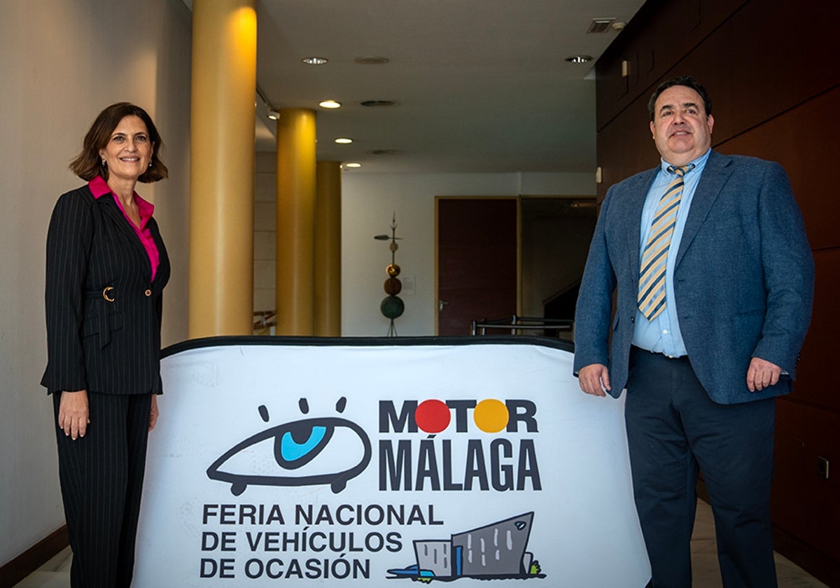 Trinidad Hernández, concejala de Movilidad y Moisés Encinas, representante de la Asociación Nacional Plataforma del Motor.