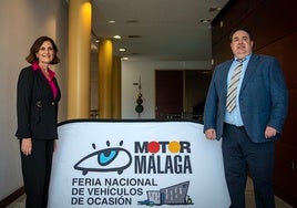 Trinidad Hernández, concejala de Movilidad y Moisés Encinas, representante de la Asociación Nacional Plataforma del Motor.