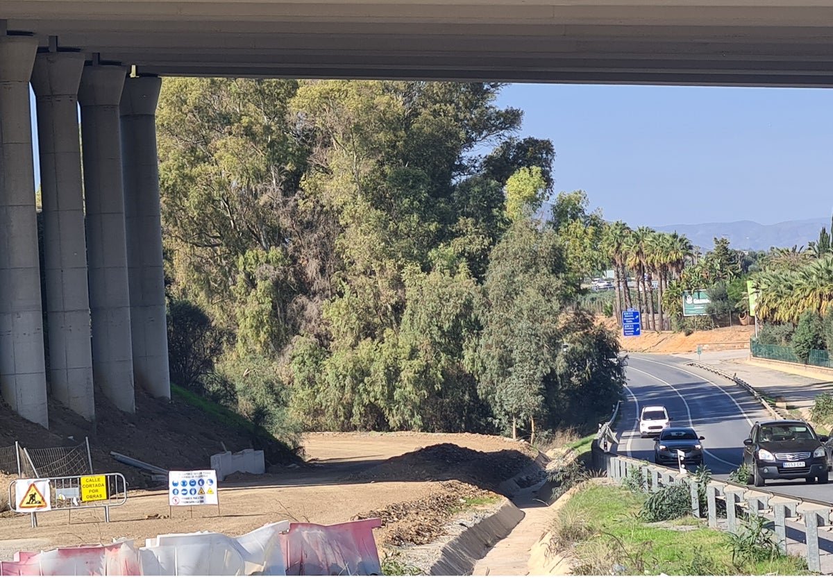 Carril en el que se ejecutan obras, bajo el viaducto de la A-7, junto a la A-404.