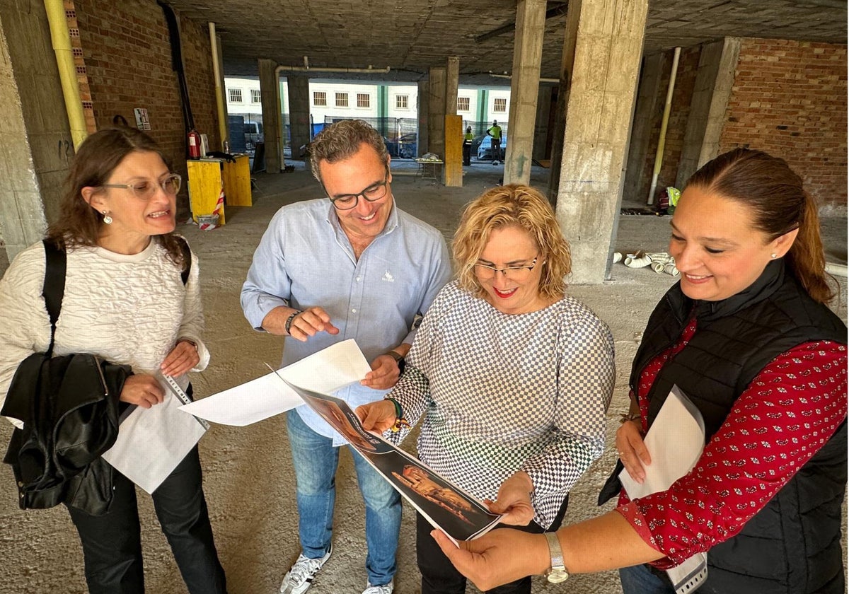 La alcaldesa y parte de su equipo visitan las obras.