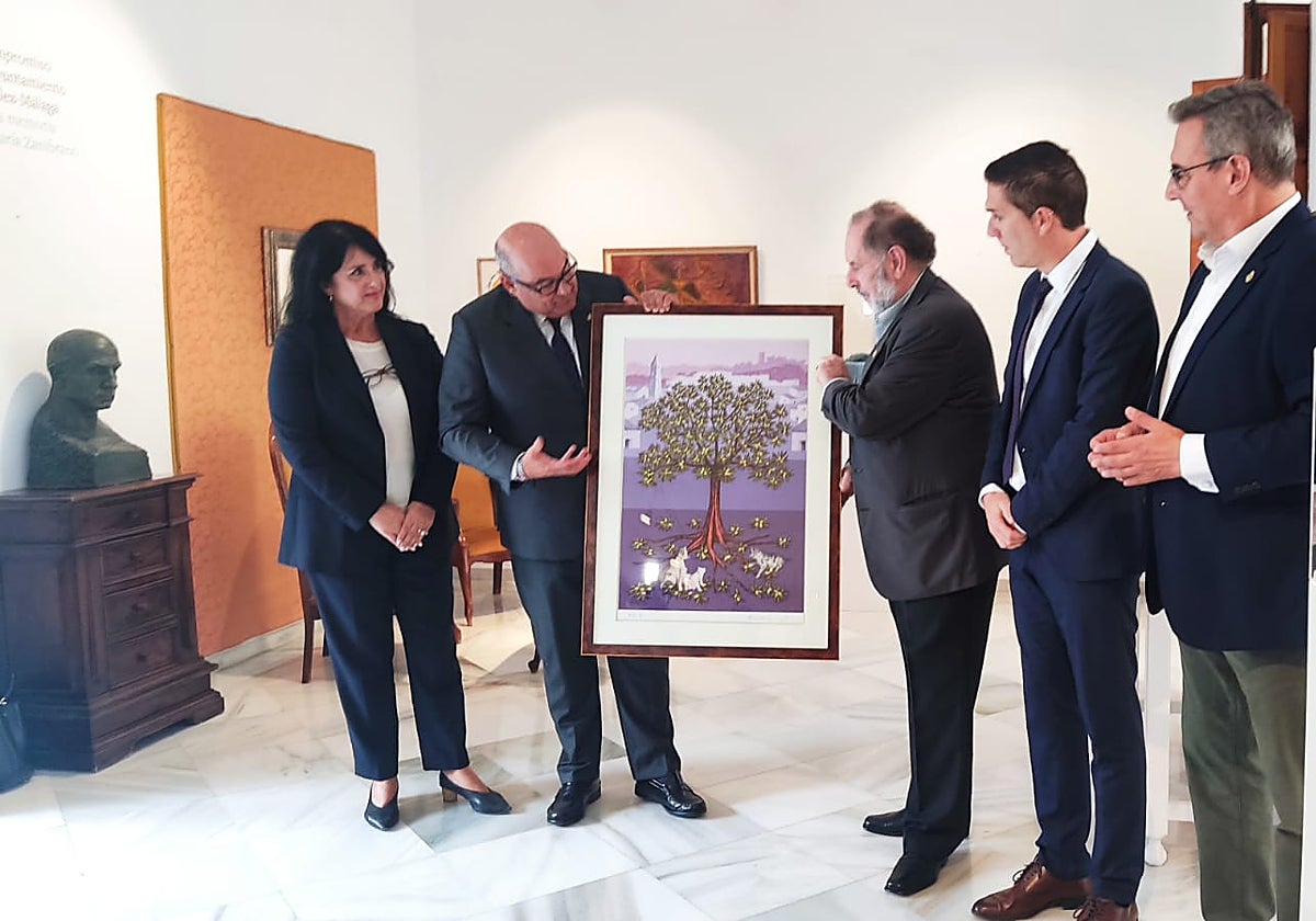 El pintor veleño, en la entrega de la reproducción de su obra en homenaje a María Zambrano.