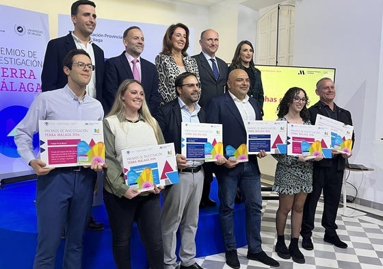 Momento familiar con los galardonados y las autoridades que han asistido a los premios 'Terra Málaga'.