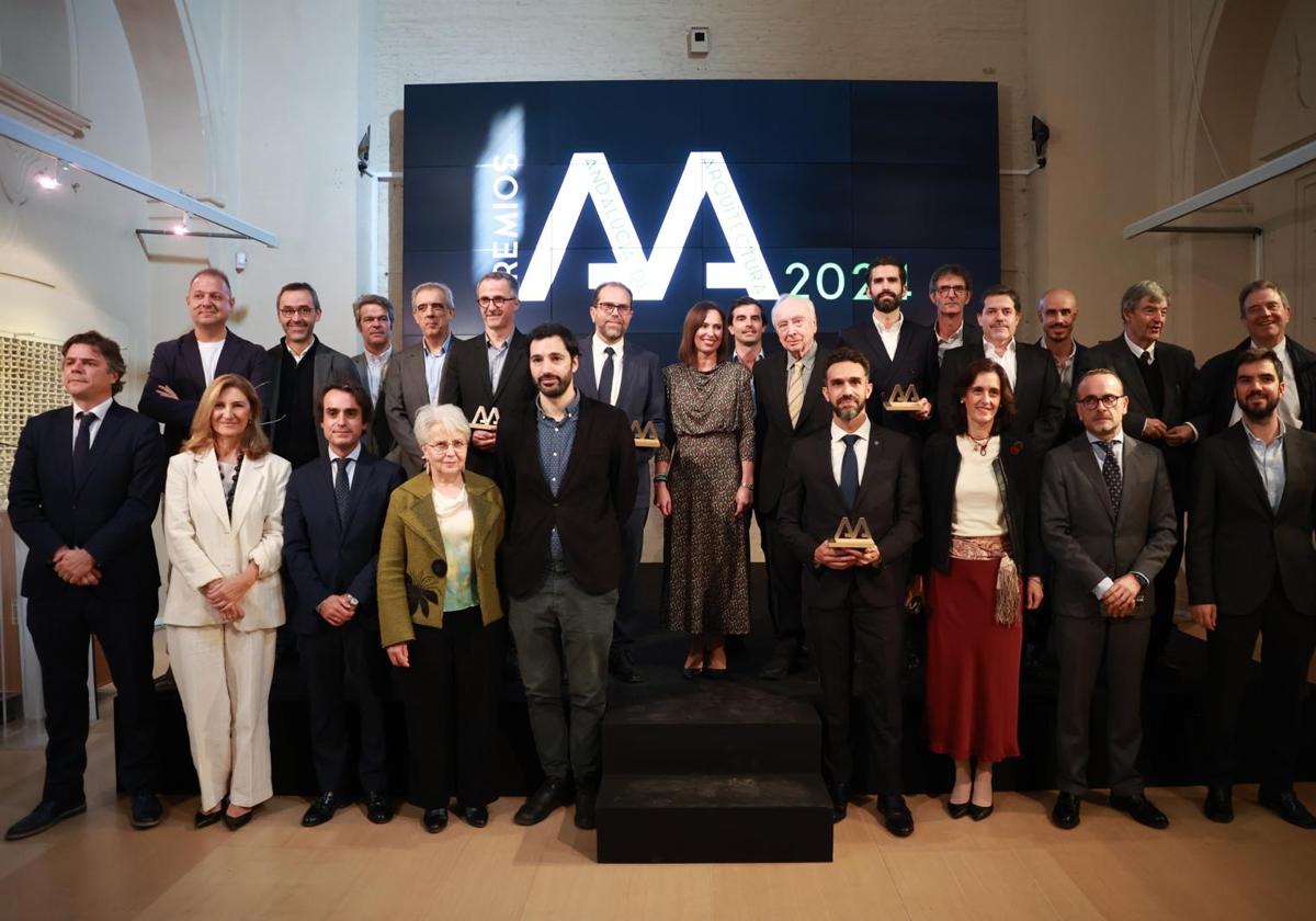 Foto de familia de los premiados, junto a la consejera de Fomento, Rocío Díaz, y varios representantes de la Consejería de Fomento.