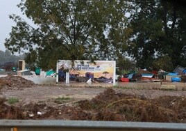 Balsas de agua se formaron junto al puente en Cártama tras las intensas lluvias, anegando áreas cercanas.