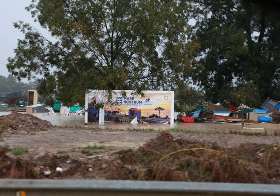 Balsas de agua se formaron junto al puente en Cártama tras las intensas lluvias, anegando áreas cercanas.