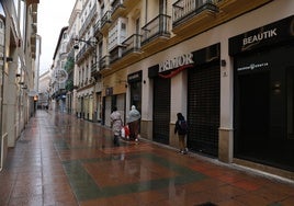 La calle Nueva, una de las más comerciales de Málaga, con los locales cerrados.