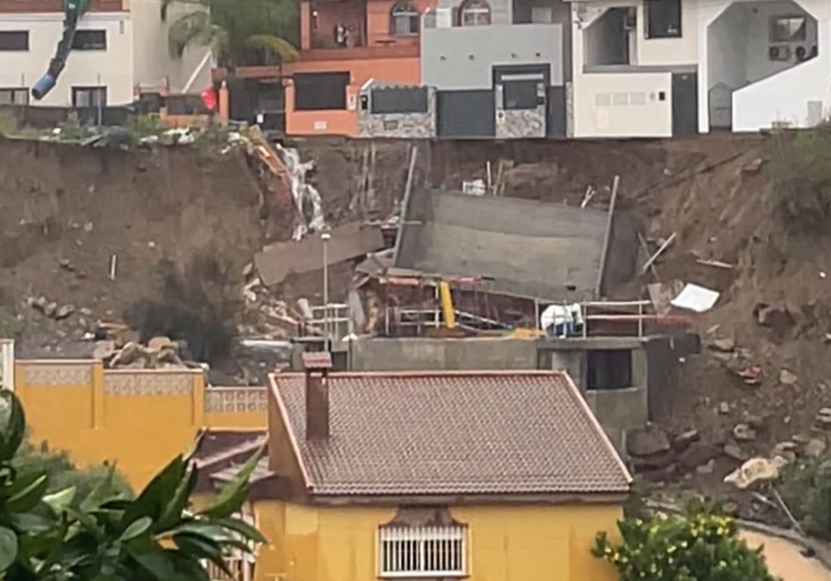 La Dana provoca el derrumbe de una ladera en Puerto de la Torre, ocasionando daños en una casa
