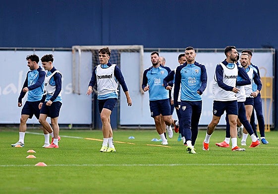 La plantilla del Málaga, en un entrenamiento reciente en el Anexo de La Rosaleda.
