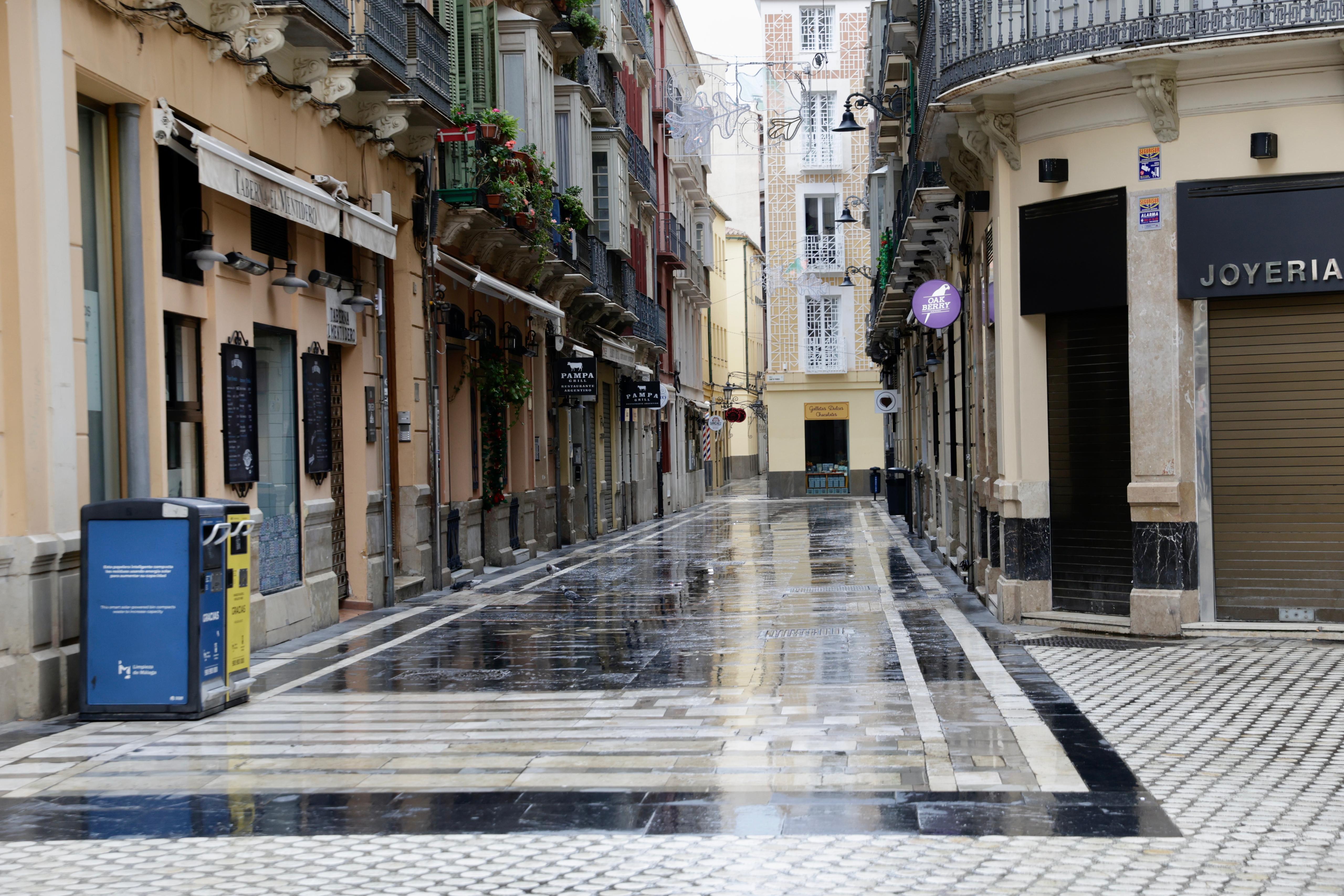 Estampas de la Málaga vacía por la alerta roja ante la previsión de fuertes lluvias este 13 de noviembre